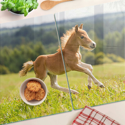 Szklana deska do krojenia z nadrukiem przedstawiającym źrebię na łące