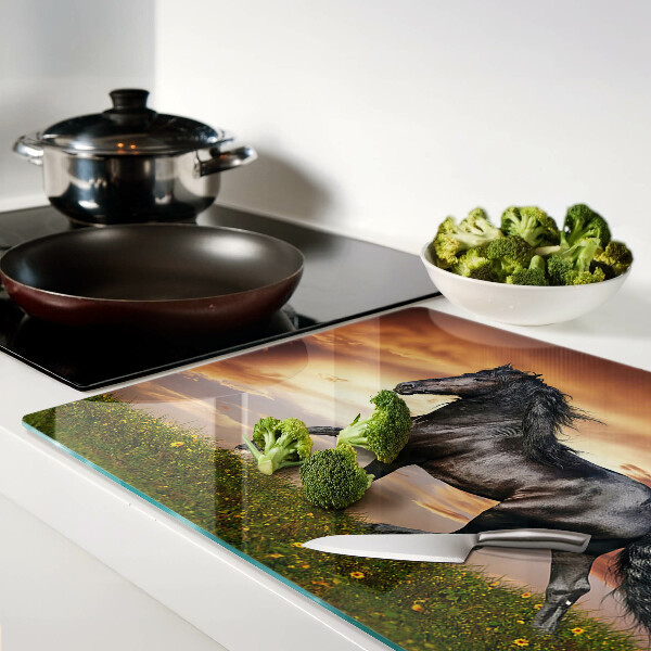 Szklana deska do krojenia z nadrukiem konia na tle zachodzącego słońca