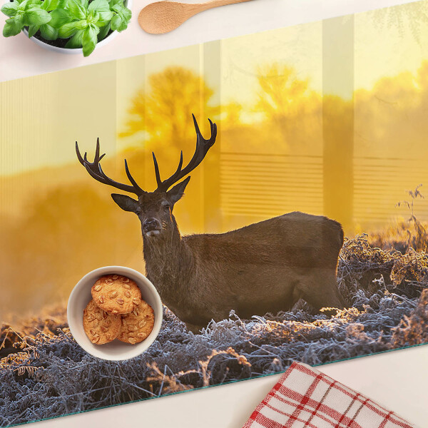 Szklana deska kuchenna z grafiką jelenia na tle porannego krajobrazu
