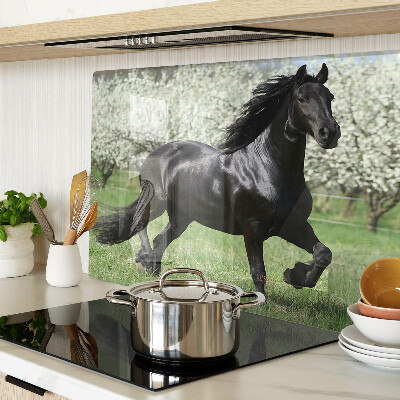 Szklana deska do krojenia z motywem czarnego konia na łące