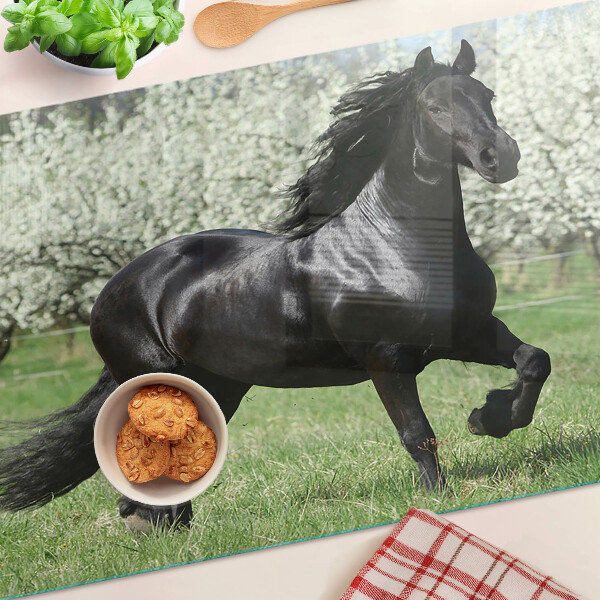 Szklana deska do krojenia z motywem czarnego konia na łące