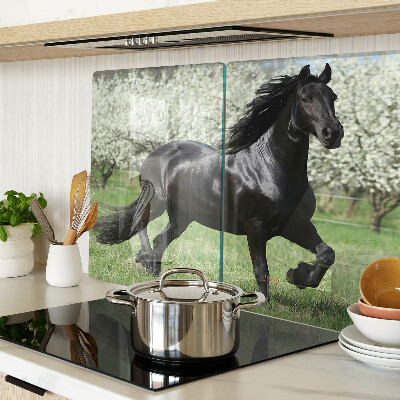Szklana deska do krojenia z motywem czarnego konia na łące