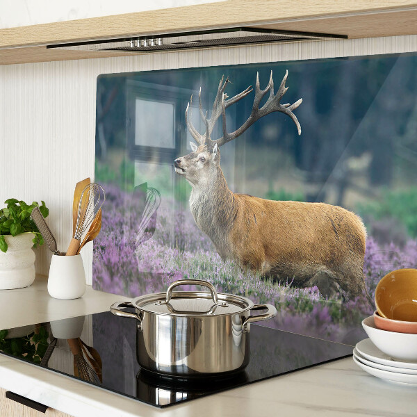 Szklana deska do krojenia z motywem jelenia na tle krajobrazu z lawendą