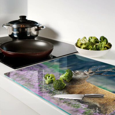 Szklana deska do krojenia z motywem jelenia na tle krajobrazu z lawendą