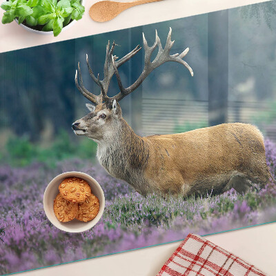 Szklana deska do krojenia z motywem jelenia na tle krajobrazu z lawendą