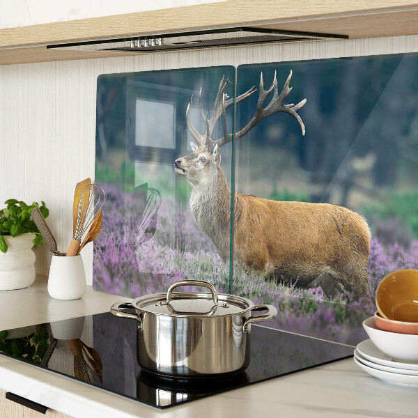 Szklana deska do krojenia z motywem jelenia na tle krajobrazu z lawendą