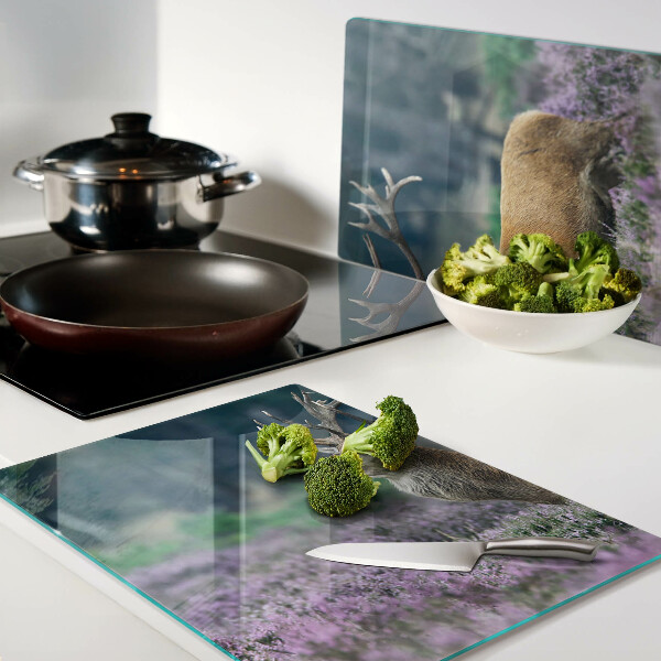 Szklana deska do krojenia z motywem jelenia na tle krajobrazu z lawendą