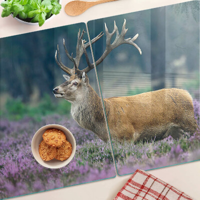 Szklana deska do krojenia z motywem jelenia na tle krajobrazu z lawendą
