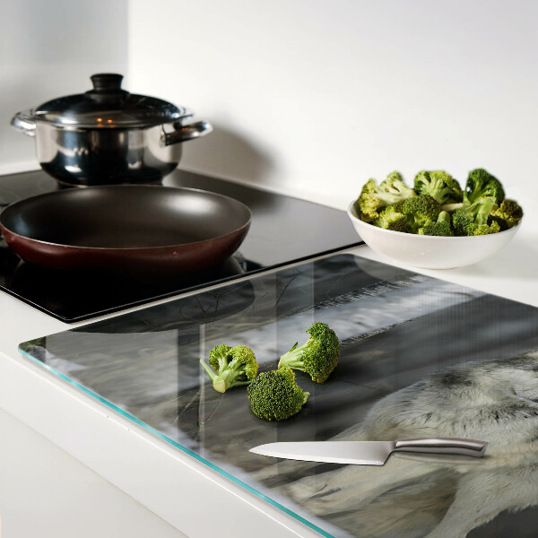 Szklana deska kuchenna z motywem wilka w leśnym otoczeniu