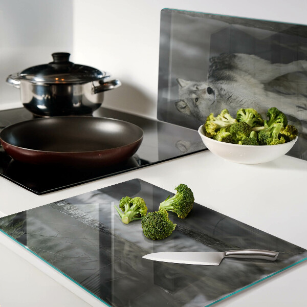 Szklana deska kuchenna z motywem wilka w leśnym otoczeniu