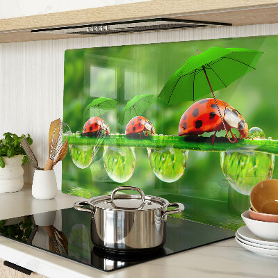 Deska kuchenna szklana z motywem biedronek na liściach z kroplami wody