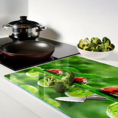 Deska kuchenna szklana z motywem biedronek na liściach z kroplami wody