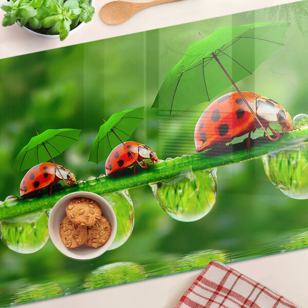 Deska kuchenna szklana z motywem biedronek na liściach z kroplami wody