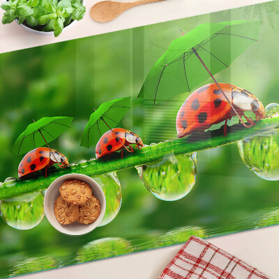 Deska kuchenna szklana z motywem biedronek na liściach z kroplami wody