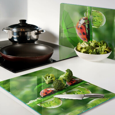 Deska kuchenna szklana z motywem biedronek na liściach z kroplami wody