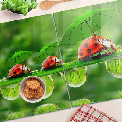 Deska kuchenna szklana z motywem biedronek na liściach z kroplami wody