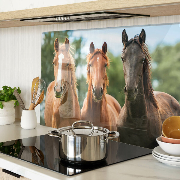 Deska kuchenna szklana z nadrukiem przedstawiającym konie w naturalnym krajobrazie