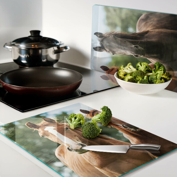 Deska kuchenna szklana z nadrukiem przedstawiającym konie w naturalnym krajobrazie