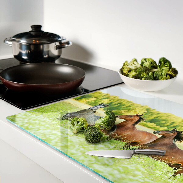 Deska kuchenna szklana z grafiką przedstawiającą spotkanie koni na polu