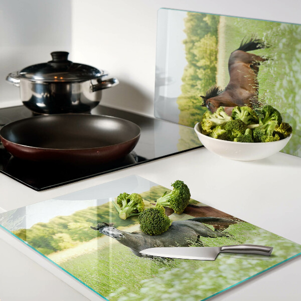 Deska kuchenna szklana z grafiką przedstawiającą spotkanie koni na polu