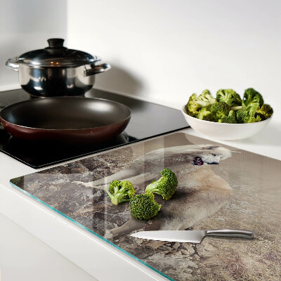 Szklana deska do krojenia z motywem wilka stojącego na skalistej górze