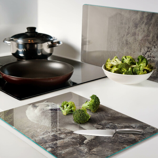 Szklana deska do krojenia z motywem wilka stojącego na skalistej górze