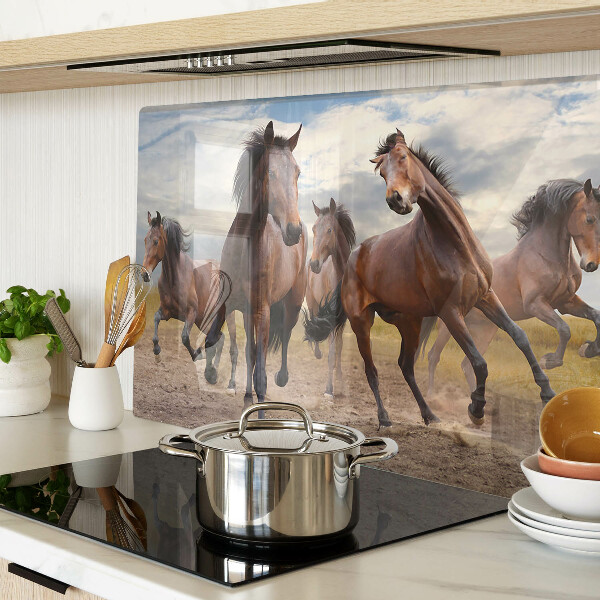 Deska kuchenna szklana z nadrukiem przedstawiającym biegnące konie na pastwisku