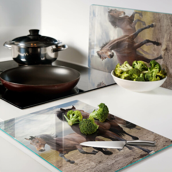 Deska kuchenna szklana z nadrukiem przedstawiającym biegnące konie na pastwisku