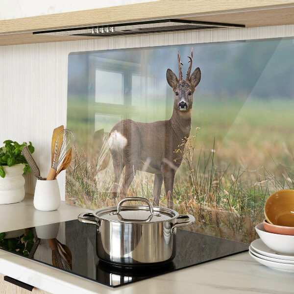 Szklana deska do krojenia z grafiką sarny w naturalnym środowisku