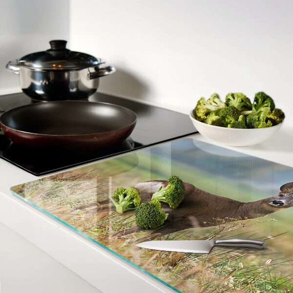 Szklana deska do krojenia z grafiką sarny w naturalnym środowisku