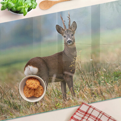 Szklana deska do krojenia z grafiką sarny w naturalnym środowisku