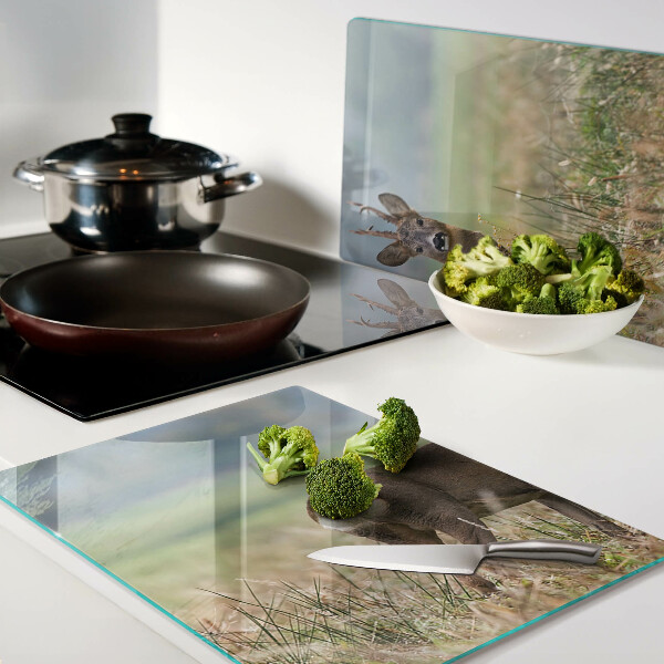 Szklana deska do krojenia z grafiką sarny w naturalnym środowisku
