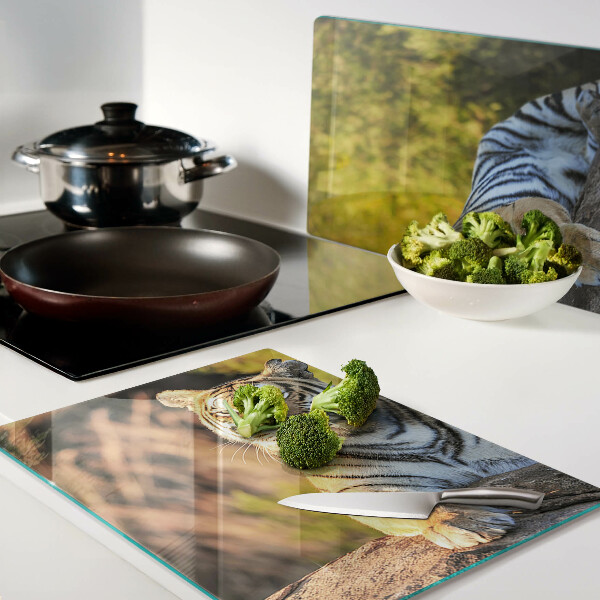 Szklana deska do krojenia z nadrukiem tygrysa na tle naturalnego krajobrazu