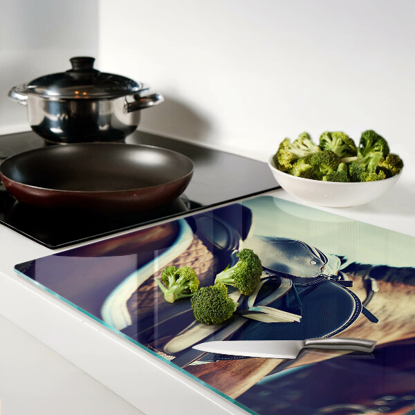 Deska kuchenna szklana z nadrukiem z motywem koni oraz praktycznymi akcesoriami jeździeckimi