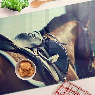 Deska kuchenna szklana z nadrukiem z motywem koni oraz praktycznymi akcesoriami jeździeckimi