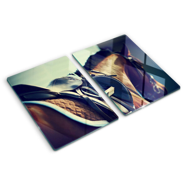 Deska kuchenna szklana z nadrukiem z motywem koni oraz praktycznymi akcesoriami jeździeckimi