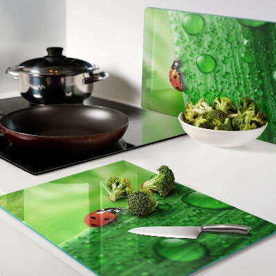 Deska kuchenna szklana z motywem biedronek na zielonym tle