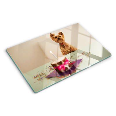 Szklana deska do krojenia z motywem psa siedzącego przy stole z tortem