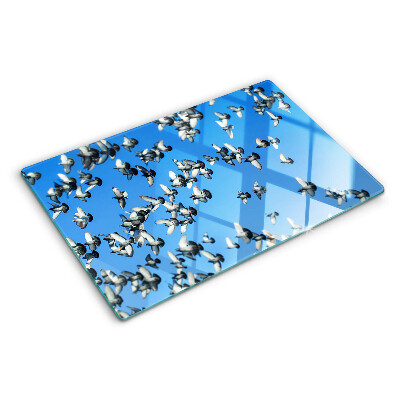 Szklana deska do krojenia z motywem gołębi w locie na tle nieba