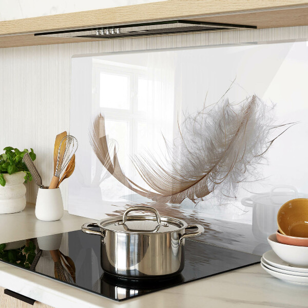 Deska kuchenna szklana z motywem pióra na tle wody