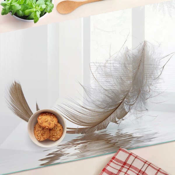 Deska kuchenna szklana z motywem pióra na tle wody