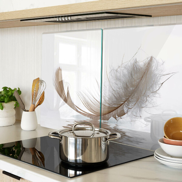 Deska kuchenna szklana z motywem pióra na tle wody