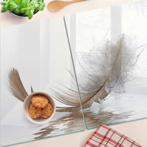 Deska kuchenna szklana z motywem pióra na tle wody