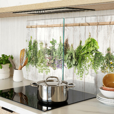 Szklana deska do krojenia z motywem ziół na tle drewnianym