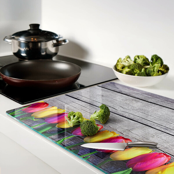 Deska kuchenna szklana z motywem tulipanów na tle drewnianym