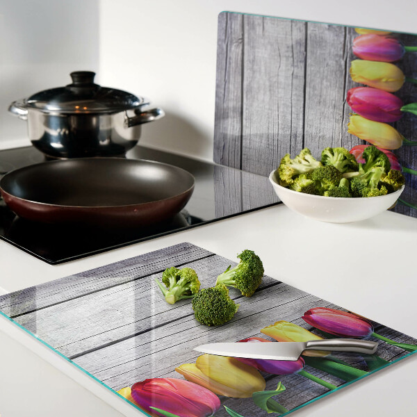 Deska kuchenna szklana z motywem tulipanów na tle drewnianym