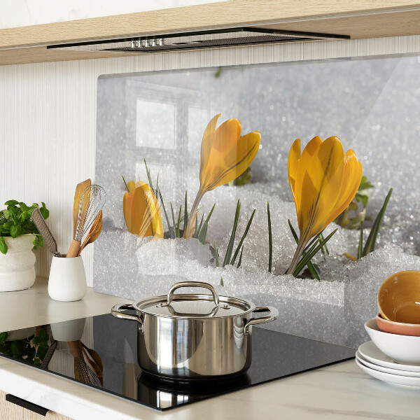 Deska kuchenna szklana z motywem krokusów na tle śniegu