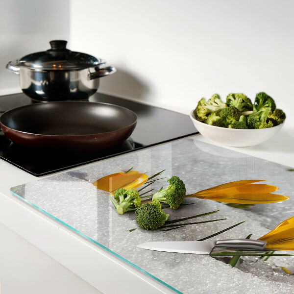 Deska kuchenna szklana z motywem krokusów na tle śniegu