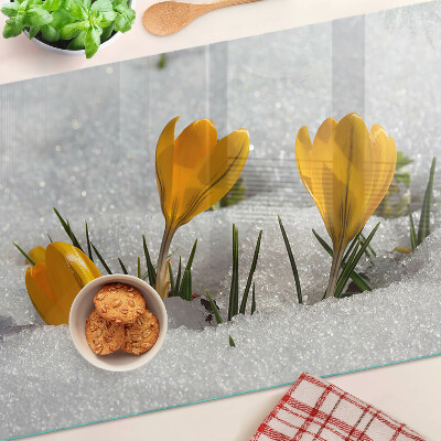 Deska kuchenna szklana z motywem krokusów na tle śniegu