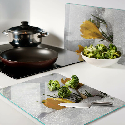 Deska kuchenna szklana z motywem krokusów na tle śniegu